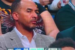 看到濃眉身體不適下場時(shí)，你們來給尼克-哈里森配個(gè)內(nèi)心獨(dú)白