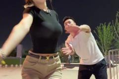 愛(ài)了！和孟博龍一起跳舞的小姐姐身材太棒了