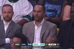 笑死！尼科-哈里森看著他的“防守贏得冠軍”的獨行俠，在16分鐘內(nèi)丟掉49分