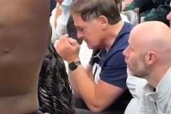 徹底改變獨行俠命運！東契奇爆發(fā)擊敗獨行俠時，庫班看臺懊惱搖頭