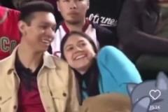 當(dāng)面綠？kisscam男朋友不愿意親嘴，被身后男子撿到機(jī)會