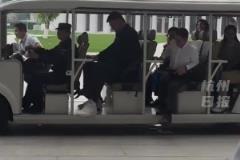 姚明現(xiàn)身杭州西湖大學(xué) 坐在觀光車上頭都碰到頂了