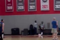 屬實少見！庫里三分練習(xí)，空位四連鐵