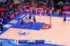 楊瀚森最后強攻被破壞出界，慢鏡顯示胡金秋疑似犯規(guī)，最終裁判吹后場球