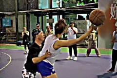 網(wǎng)紅牛教練“嚴(yán)防”外國(guó)女球員，手都沒(méi)離開(kāi)過(guò)對(duì)方身子