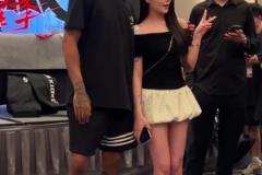 女球迷找羅斯合影，這姿色，羅斯也忍不住多聊兩句