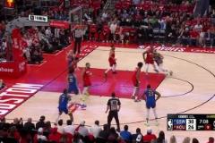 這就是勇士的硬解能力！巴特勒面對(duì)前有伊森后有阿門的防守，依舊拋投打進(jìn)！