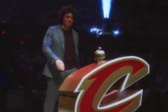 老詹球迷都記得他吧？騎士主場(chǎng)開幕式，瓦萊喬拔劍怒吼！