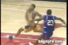 年少不知膝蓋貴！高中羅斯15秒內上演原地大風車+隔人劈扣