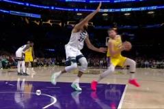 軍訓(xùn)雖遲但到東契奇魔法連招戲耍戈貝爾 一記后仰輕松取分~