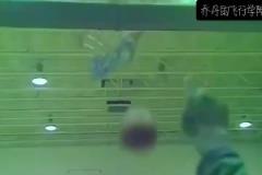 裝杯成功，進(jìn)球有效。 喬丹 閉眼罰球穩(wěn)穩(wěn)命中，這是肌肉記憶吧