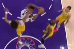 狼王亮獠牙！愛德華茲直殺禁區(qū)，滑翔折疊擰身隔扣海斯