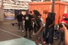 這大風車拉滿啦！小伙子這扣籃是不是師從鄧肯