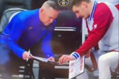 巨星之間惺惺相惜！喬丹看小卡的眼神里全是欣賞?。? title=