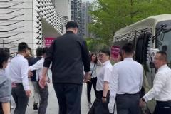 2米26什么概念？在姚明面前，中巴車簡直成了小面包