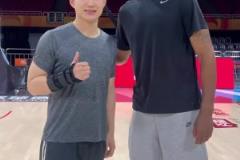 王嘉琦采訪阿爾德里奇問明日掘船G3誰會(huì)贏？阿德：快船會(huì)贏~