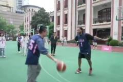 徐靜雨立棍單打羅斯，翻身跳投差點(diǎn)進(jìn)了，這技術(shù)是什么水平？