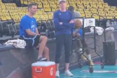 看著自己親手組建的陣容！雷霆賽前熱身時普雷斯蒂和教練閑聊！