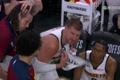 心態(tài)崩了！約老師暫停與主帥激烈爭吵！氣到直接癱坐在板凳上