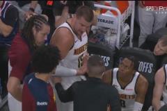 打紅溫了！約基奇暫停期間與主教練阿德爾曼進行激烈爭論