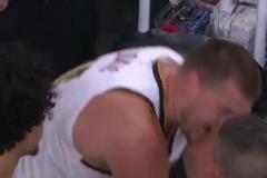 心態(tài)崩盤？約基奇情緒激動與主教練阿德爾曼交談，阿德爾曼只能不住點頭