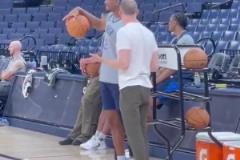 說了什么？普雷斯蒂視察雷霆隊(duì)內(nèi)訓(xùn)練，與SGA交談許久！