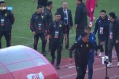 暴怒，主裁判點后又被邊裁取消，中甲青島紅獅教練怒摔身份牌