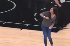 WNBA普拉姆在馬刺主場扔毛巾名場面！~