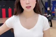 黑絲包臀裙！你說擺拍吧，她又有點(diǎn)東西