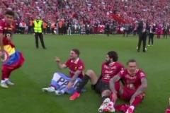 薩拉赫和努涅斯追逐打鬧，俱樂部的氣氛太濃了