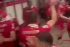 阿諾德社媒曬和隊友更衣室跳舞慶祝視頻，球迷紛紛留言請留下