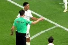 海港青年隊進(jìn)球后跑去看臺挑釁球迷，連隊醫(yī)都一起幫腔