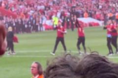 斯洛特三拳，高唱克洛普！球迷：這一刻愛重疊了