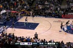 很危險！詹姆斯倒地拼搶壓到愛德華茲腿部，華子倒地表情痛苦