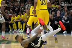 不要啊利拉德無對(duì)抗受傷??手捂跟腱表情痛苦，本場不會(huì)回歸