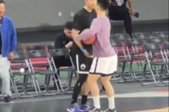 挺禮貌的！遼寧拉拉隊(duì)排隊(duì)上場(chǎng)，小外站定等待