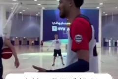 兩個新生代頂流！名場面：笑哭！華子模仿哈里伯頓投籃！
