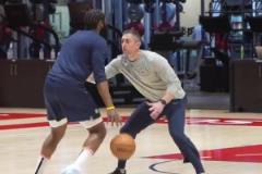 提前適應強度？登哥加練了突破跳投 訓練師每一秒都在犯規(guī)