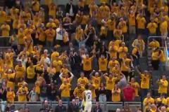 哈利伯頓賽后跳上技術(shù)臺(tái)這一幕，像極了當(dāng)年科比第5冠的那一幕！