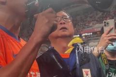 歡迎回家！賽前蒿俊閔指導(dǎo)青島海牛球員熱身