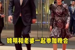 太搞笑了！曾經(jīng)姚明因?yàn)椴焕砝掀疟蝗~莉白了一眼~