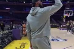 輕裝上陣！老詹賽前一邊說(shuō)唱一邊玩單手投籃