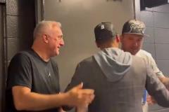 體重管理堪憂？上季獨行俠晉級西決之后，東契奇喝飲料被沒收