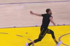 庫里賽前熱身秀了一記暴扣，隨后再籃下定了半天才跳起慶祝