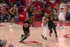 最后真是打急眼了！范喬丹回防從背后推倒巴特勒，送勇士兩罰一擲