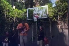 場下的威少和妻子孩子一起打籃球，這就是男人最終的夢想吧