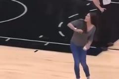 妹子手勁真大啊！普拉姆在馬刺主場(chǎng)扔毛巾，居然能扔那么遠(yuǎn)？