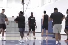 速度變快了？楊瀚森赴美特訓：底角三分4連中 籃下?lián)烨?連扣