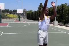 太搞了！外網(wǎng)網(wǎng)紅惡搞濃眉打球現(xiàn)狀！擊個(gè)掌都能傷是吧？