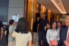 易建聯(lián)回國出席活動，出緋聞之后看起來更羞澀了